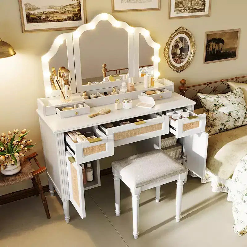 Toeletta Trucco con 13 Lampadine, Specchio Tri-Fold, Stazione di Ricarica e Cassetti, Bianco