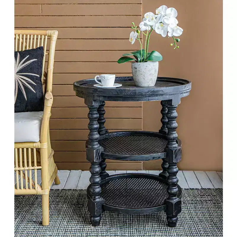 Tavolino rotondo a tre ripiani con ripiano in rattan, finitura nera, D23,5x25