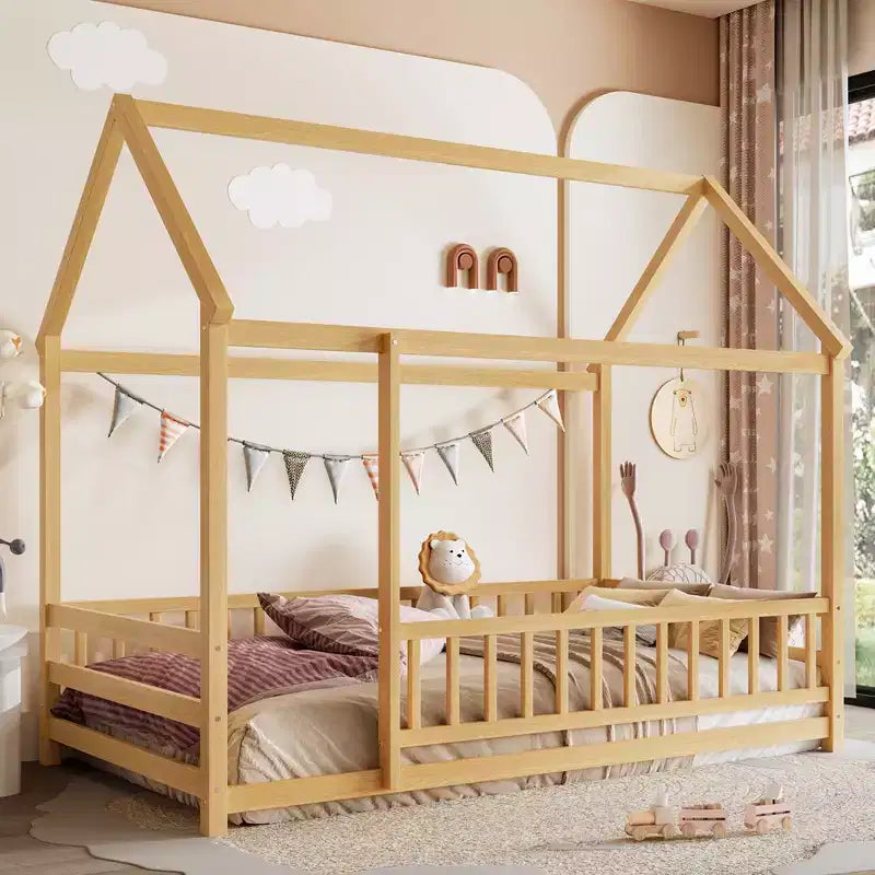 Struttura letto moderna a pavimento, una piazza e mezza/matrimoniale, in pino con tetto a casetta e recinzione, letto a piattaforma in legno per cameretta bambini