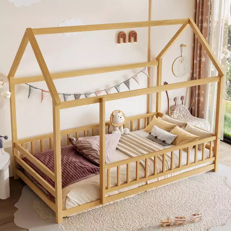 Struttura letto moderna a pavimento, una piazza e mezza/matrimoniale, in pino con tetto a casetta e recinzione, letto a piattaforma in legno per cameretta bambini