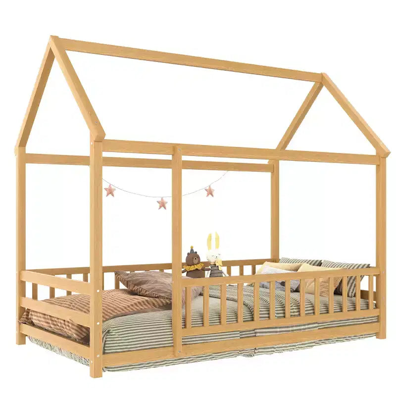 Struttura letto moderna a pavimento, una piazza e mezza/matrimoniale, in pino con tetto a casetta e recinzione, letto a piattaforma in legno per cameretta bambini