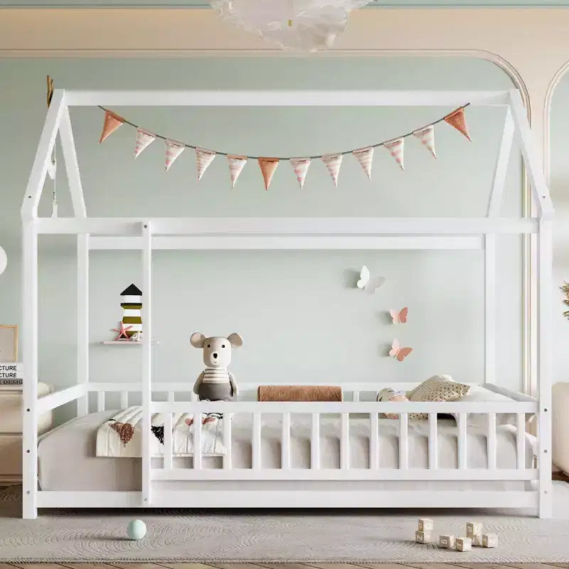 Struttura letto moderna a pavimento, una piazza e mezza/matrimoniale, in pino con tetto a casetta e recinzione, letto a piattaforma in legno per cameretta bambini