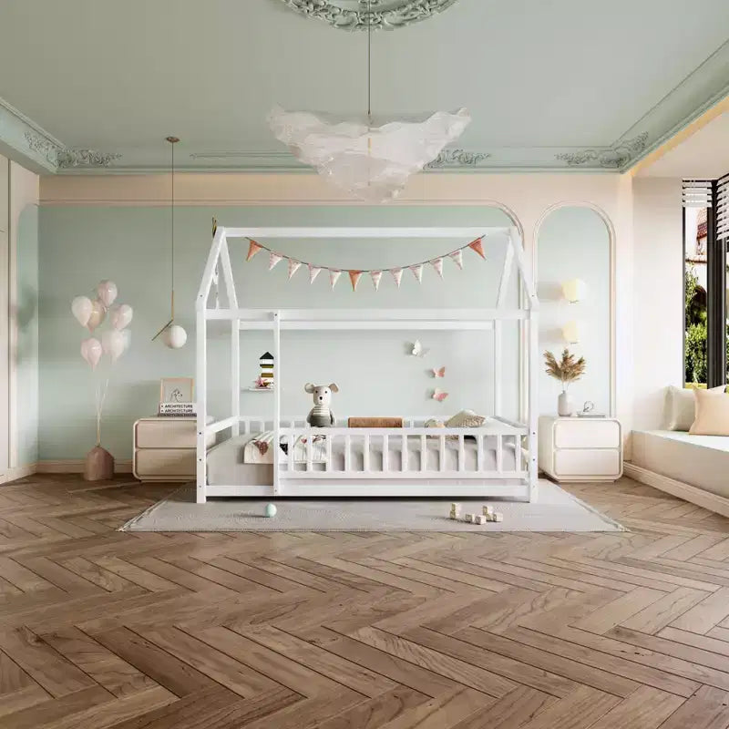 Struttura letto moderna a pavimento, una piazza e mezza/matrimoniale, in pino con tetto a casetta e recinzione, letto a piattaforma in legno per cameretta bambini