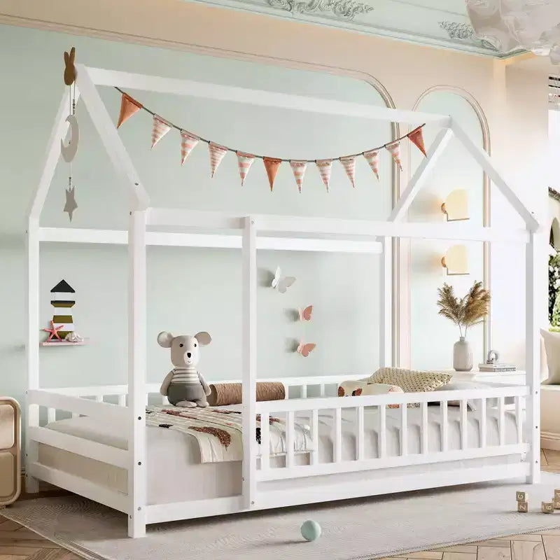 Struttura letto moderna a pavimento, una piazza e mezza/matrimoniale, in pino con tetto a casetta e recinzione, letto a piattaforma in legno per cameretta bambini