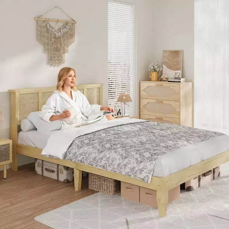 Struttura letto Full/Queen con testiera in rattan naturale, 4 cassetti contenitore, base per materasso in metallo a piattaforma, non necessita di rete a doghe